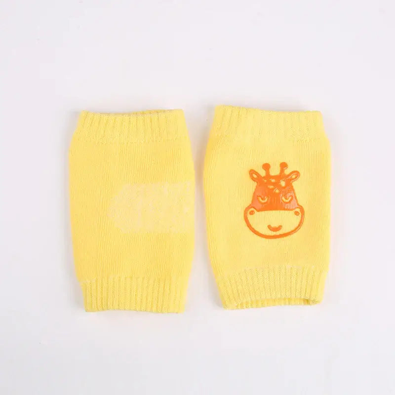 Yellow baby knee pads with giraffe design, non-slip crawling cushions for infants and toddlers.