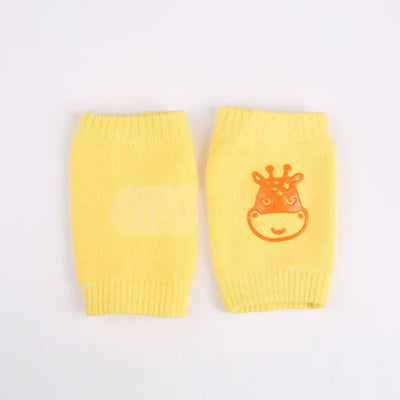 Yellow baby knee pads with giraffe design, non-slip crawling cushions for infants and toddlers.